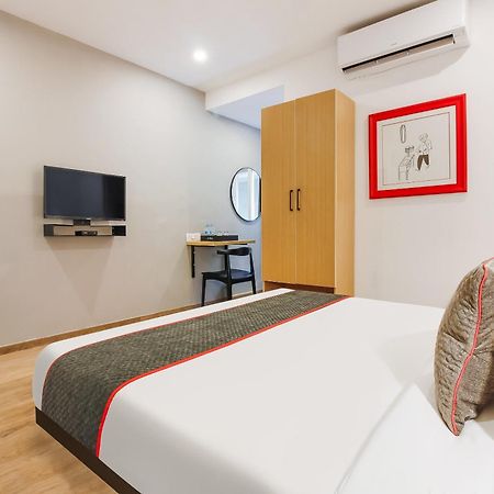 Super Townhouse The Cinco Hotel Near Esi Hospital Hyderabad Eksteriør billede