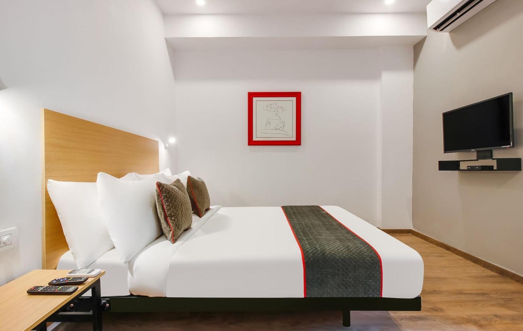 Super Townhouse The Cinco Hotel Near Esi Hospital Hyderabad Eksteriør billede