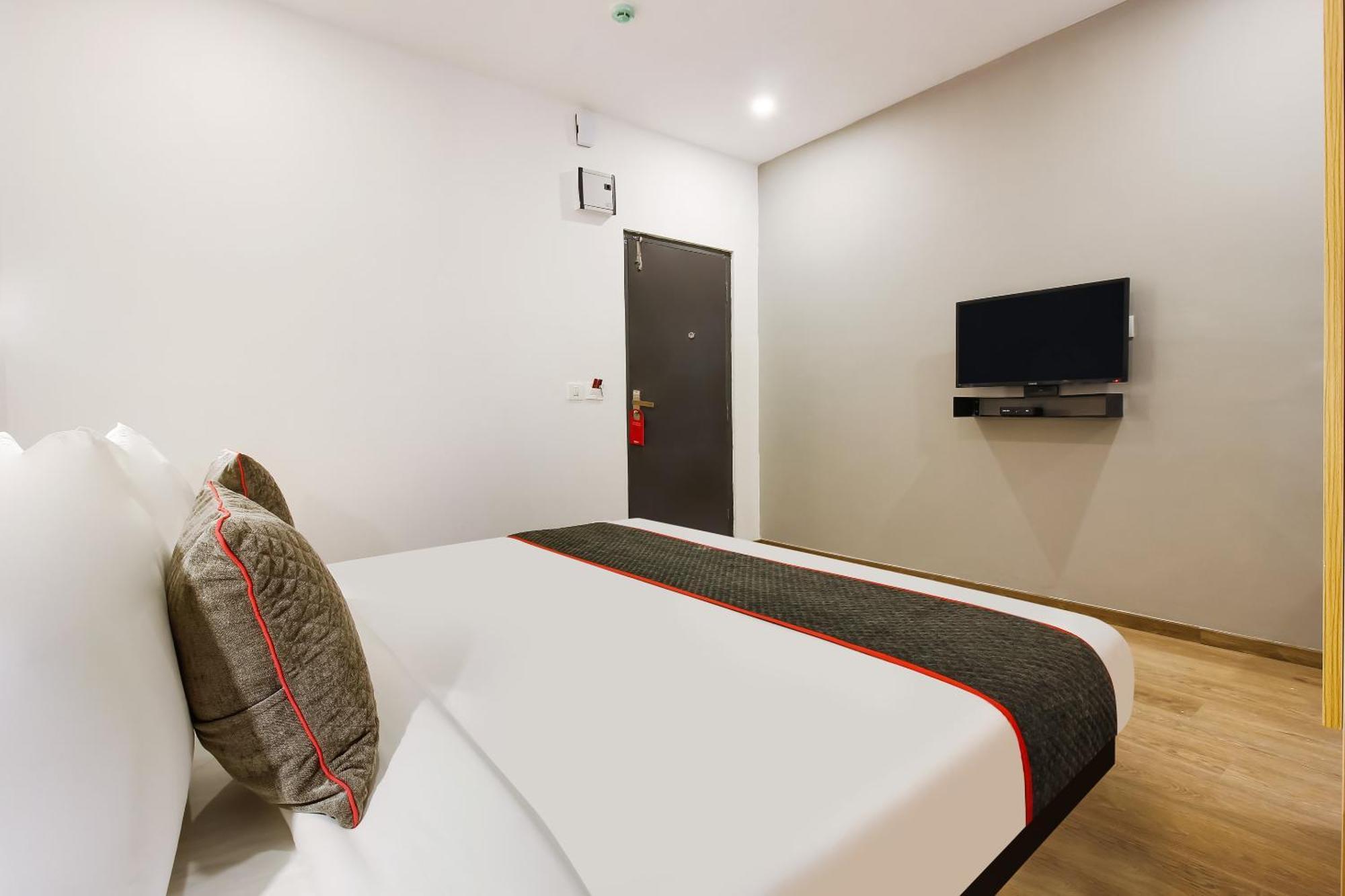 Super Townhouse The Cinco Hotel Near Esi Hospital Hyderabad Eksteriør billede
