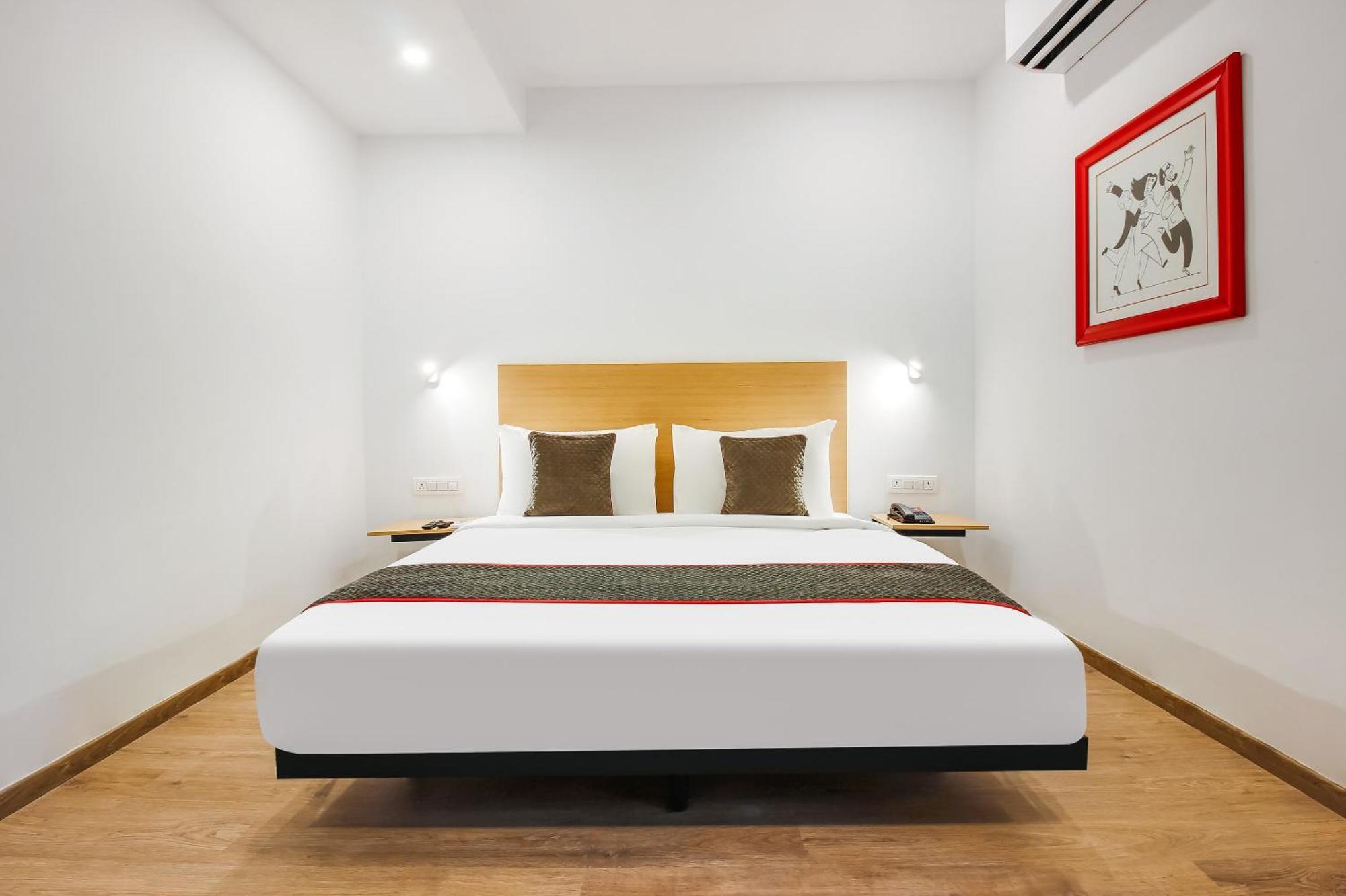 Super Townhouse The Cinco Hotel Near Esi Hospital Hyderabad Eksteriør billede