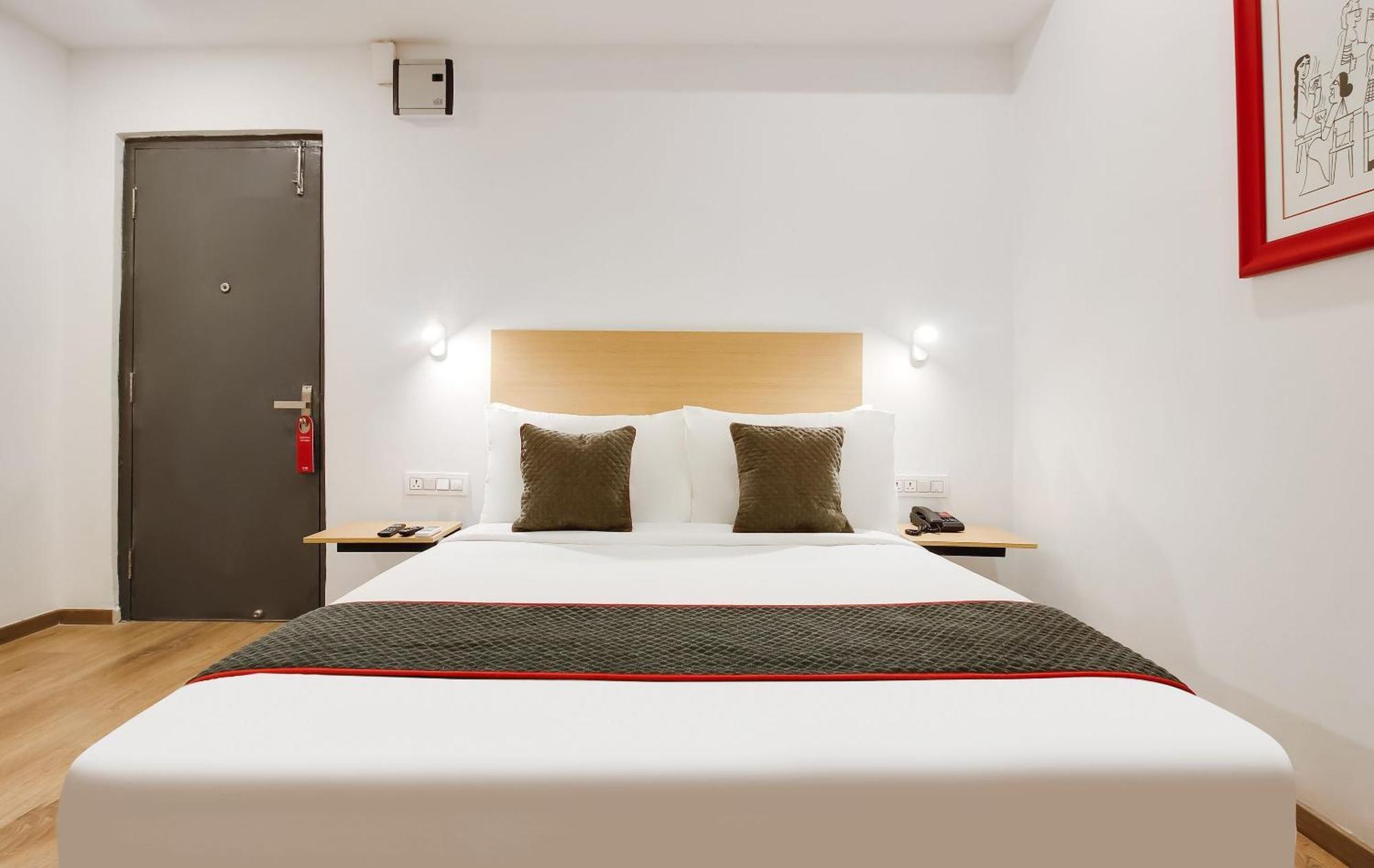 Super Townhouse The Cinco Hotel Near Esi Hospital Hyderabad Eksteriør billede