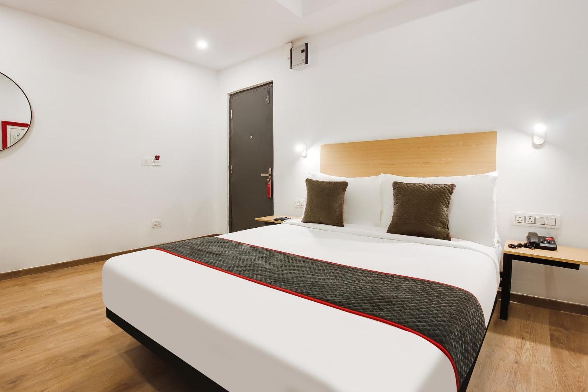 Super Townhouse The Cinco Hotel Near Esi Hospital Hyderabad Eksteriør billede