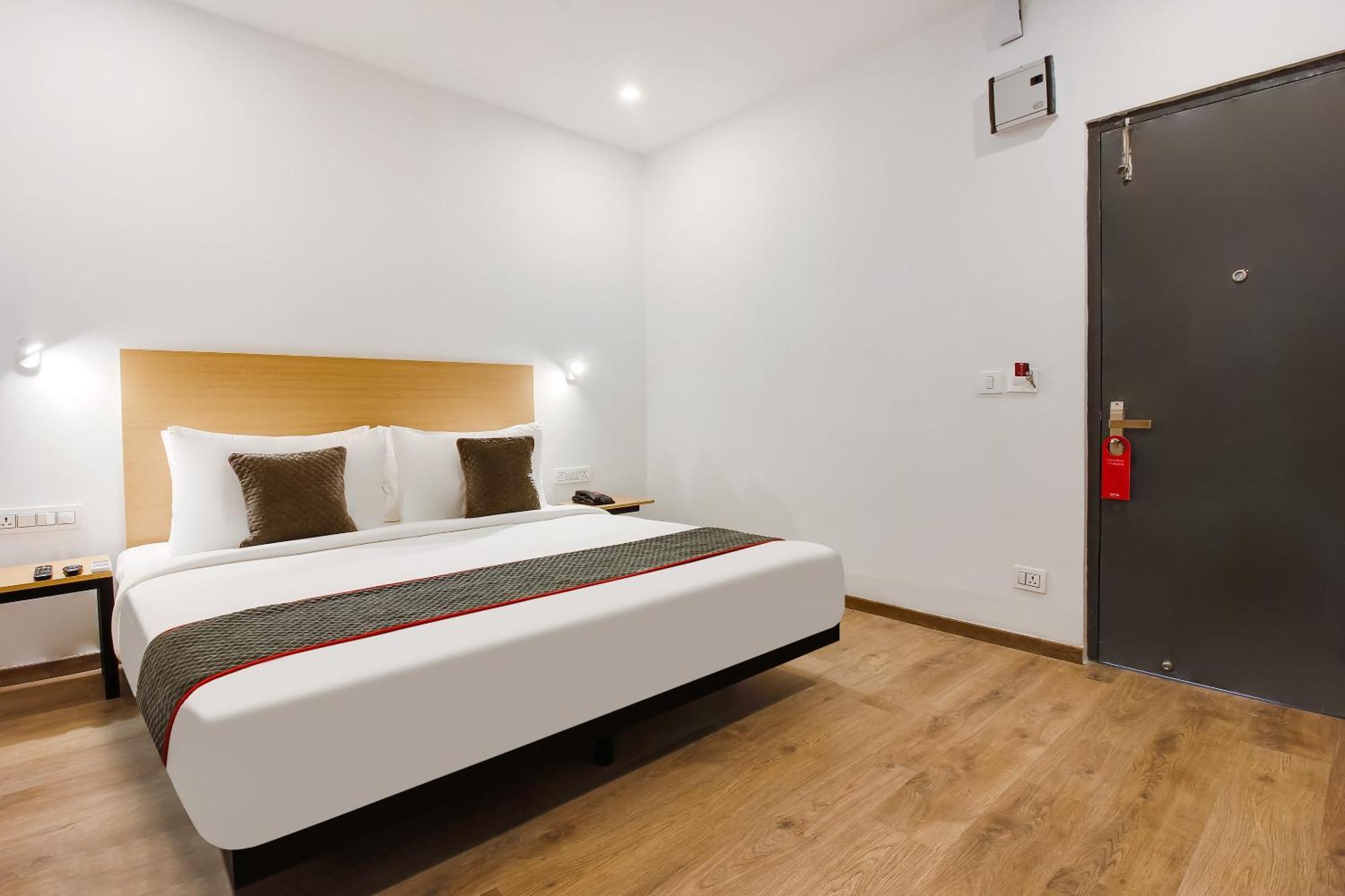 Super Townhouse The Cinco Hotel Near Esi Hospital Hyderabad Eksteriør billede