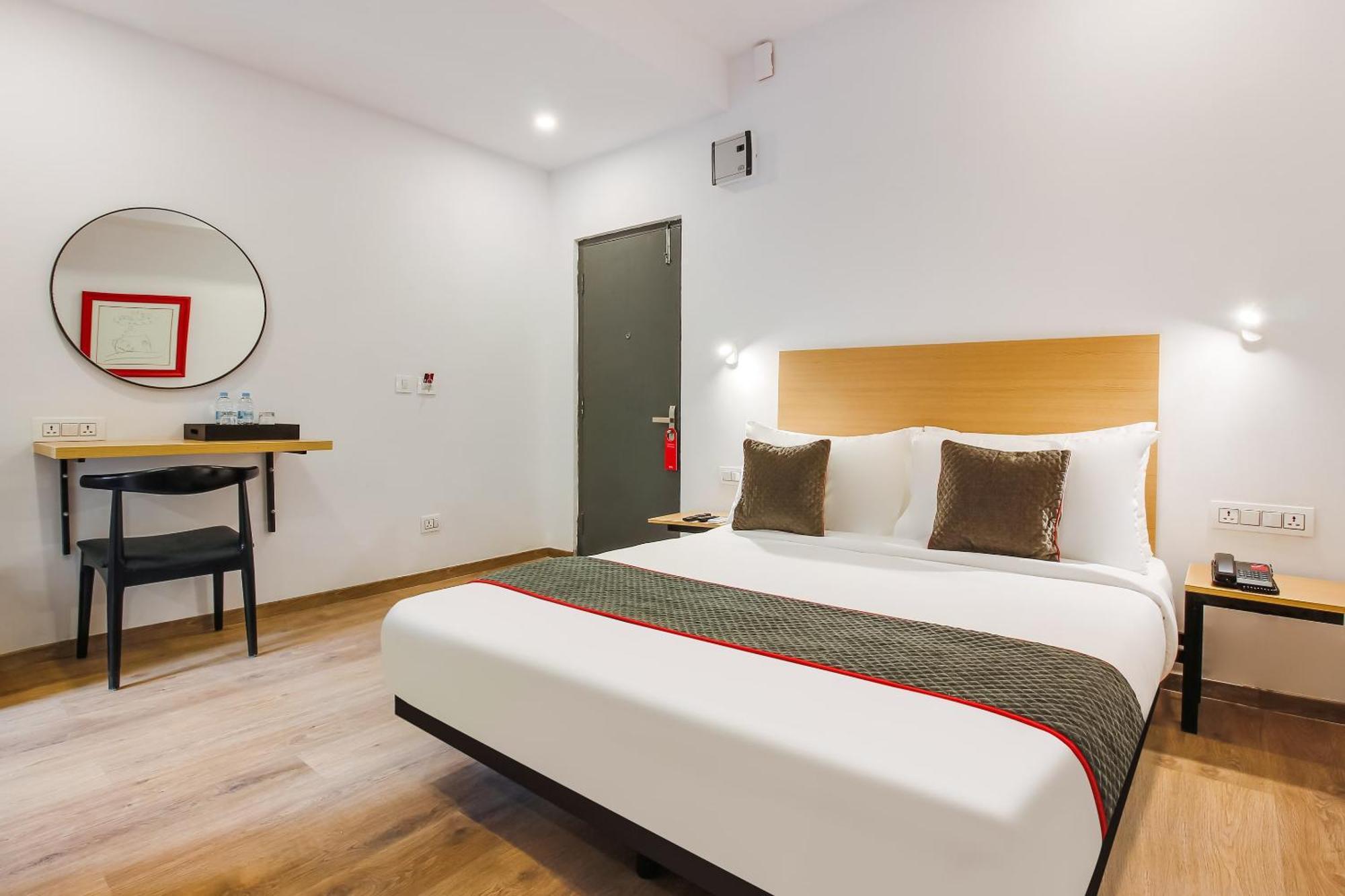 Super Townhouse The Cinco Hotel Near Esi Hospital Hyderabad Eksteriør billede