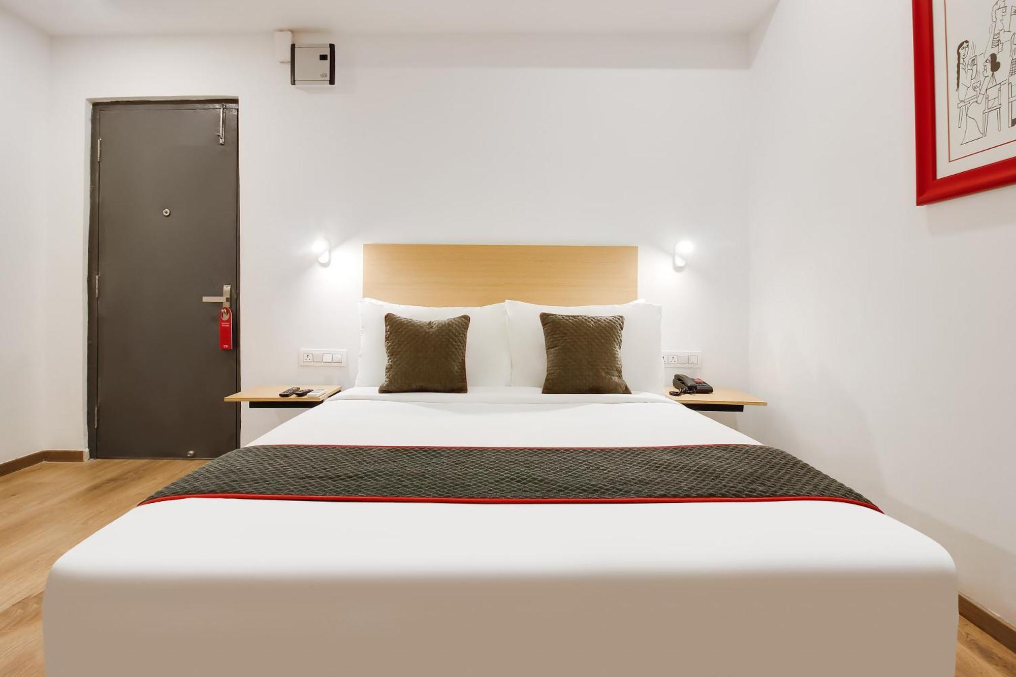 Super Townhouse The Cinco Hotel Near Esi Hospital Hyderabad Eksteriør billede