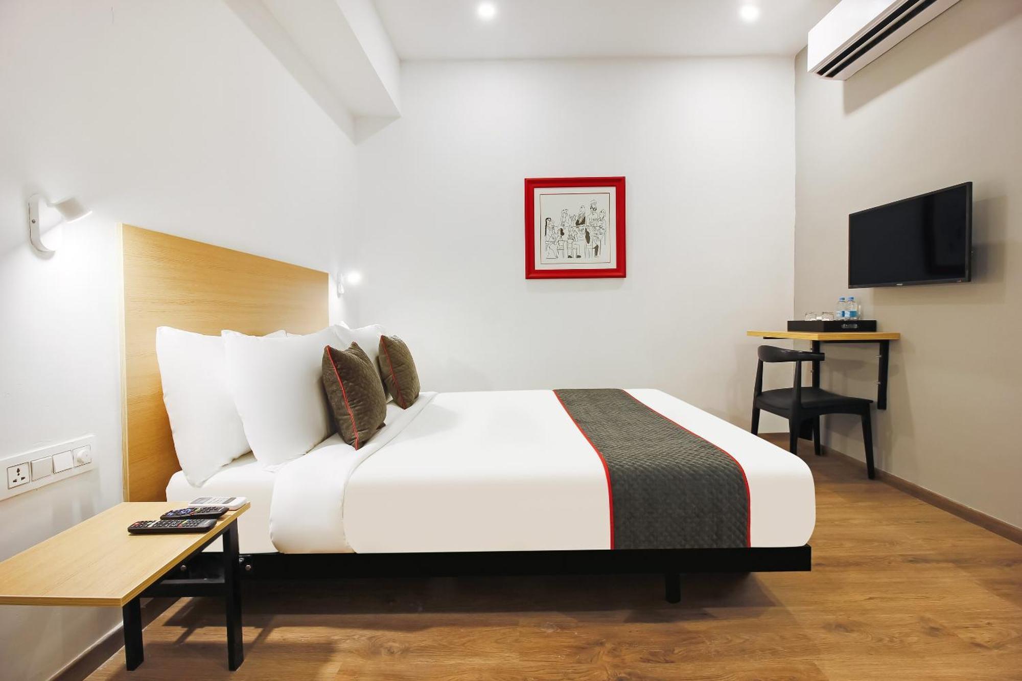 Super Townhouse The Cinco Hotel Near Esi Hospital Hyderabad Eksteriør billede