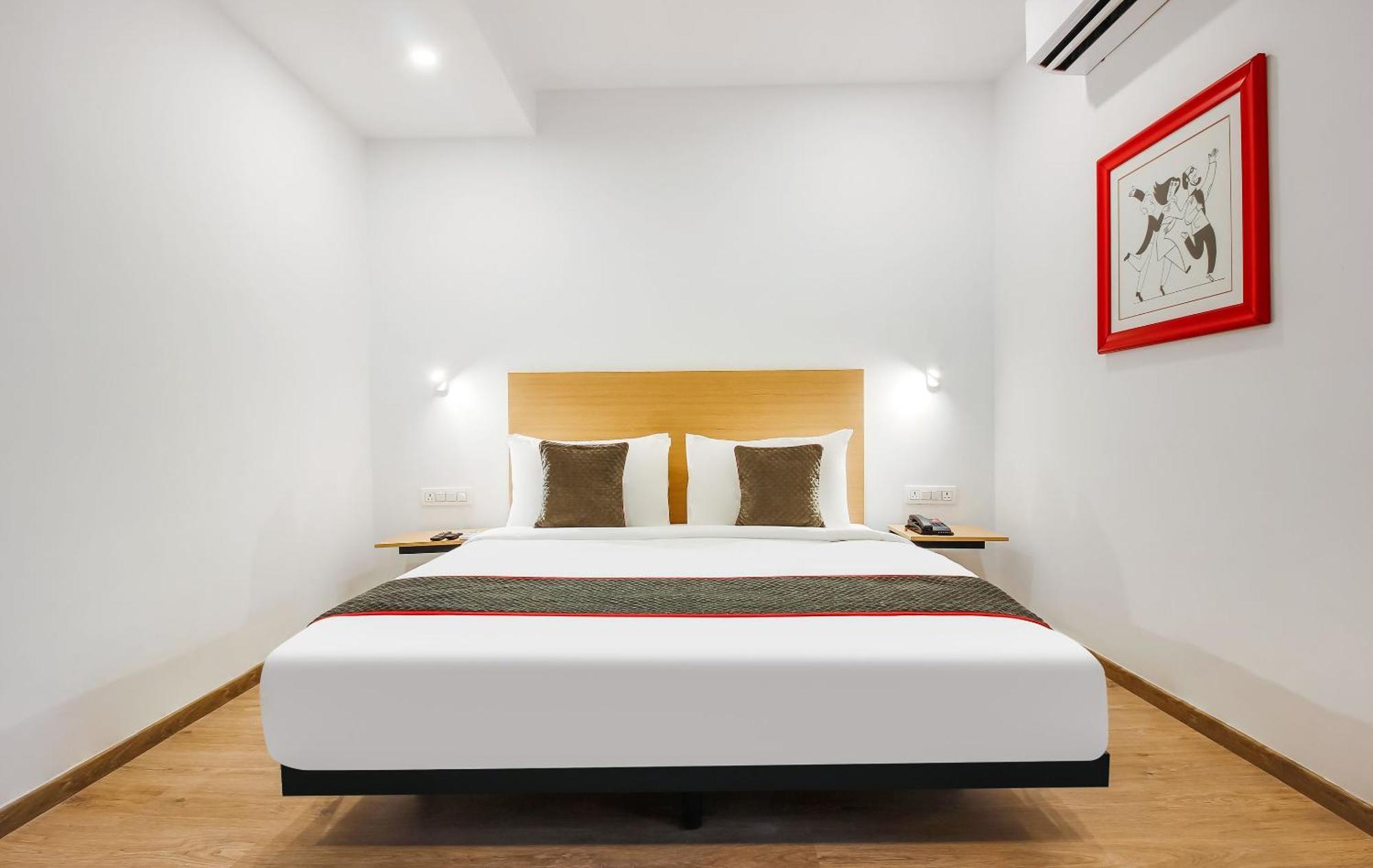 Super Townhouse The Cinco Hotel Near Esi Hospital Hyderabad Eksteriør billede