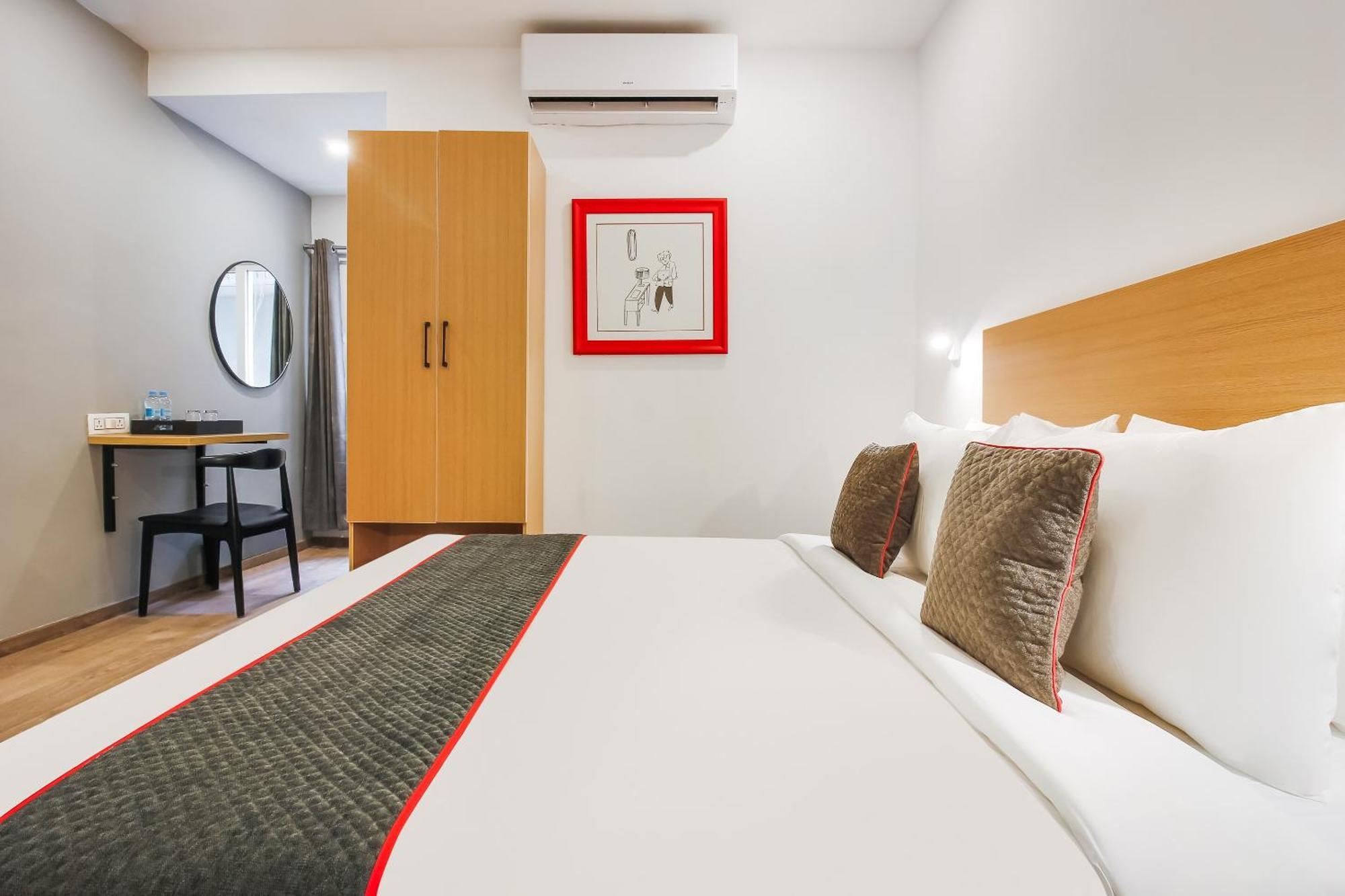Super Townhouse The Cinco Hotel Near Esi Hospital Hyderabad Eksteriør billede