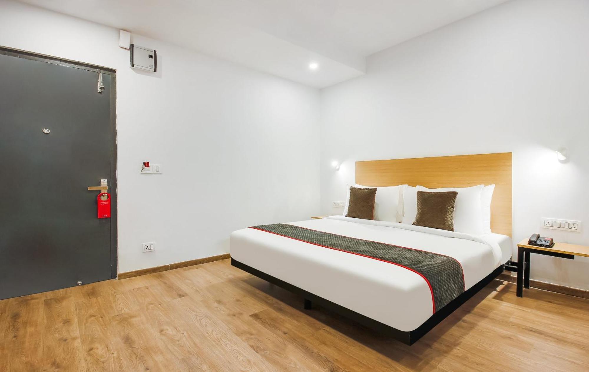 Super Townhouse The Cinco Hotel Near Esi Hospital Hyderabad Eksteriør billede