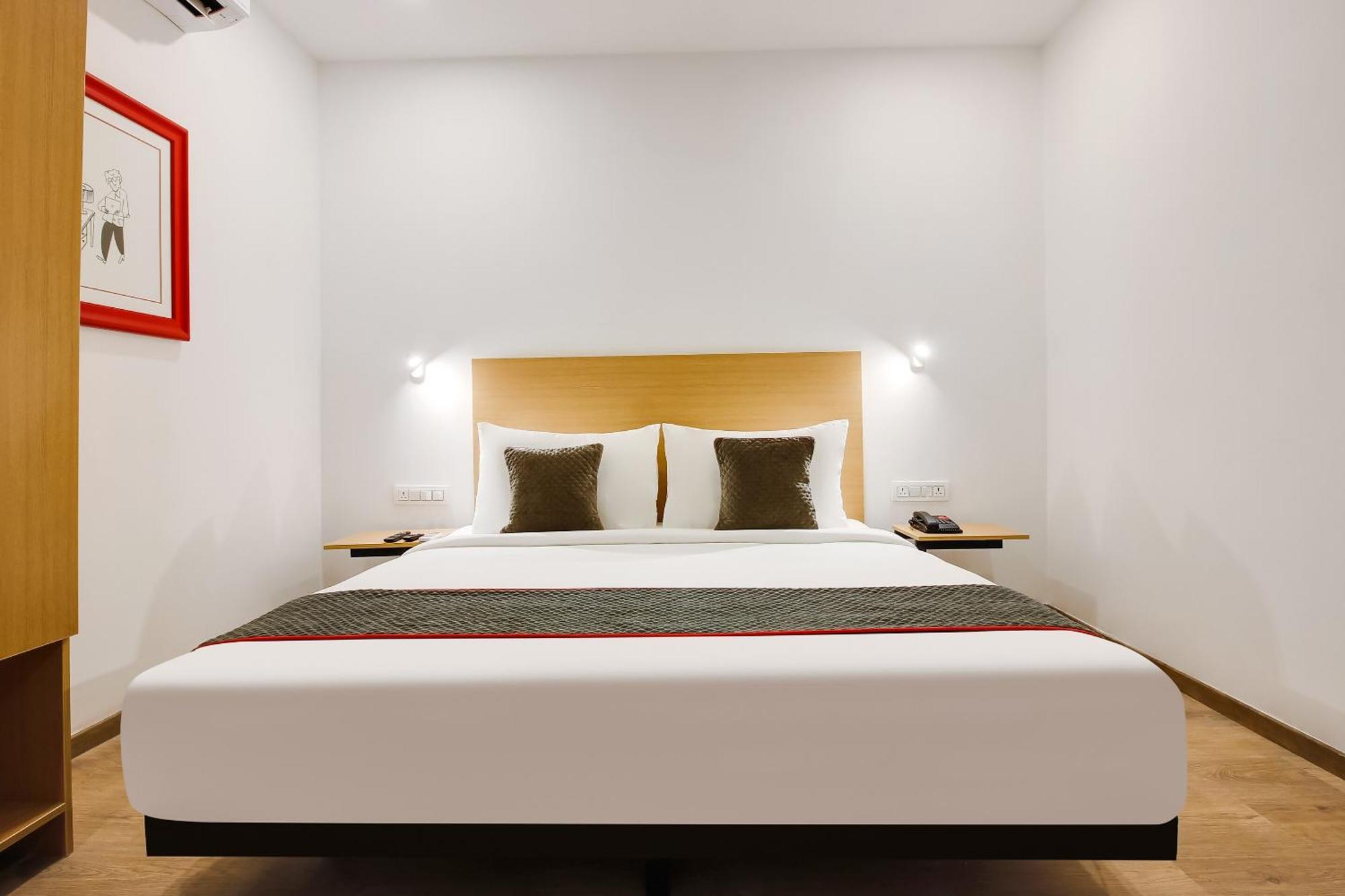 Super Townhouse The Cinco Hotel Near Esi Hospital Hyderabad Eksteriør billede