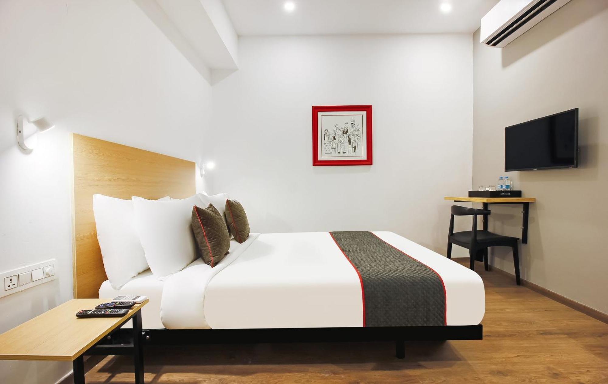 Super Townhouse The Cinco Hotel Near Esi Hospital Hyderabad Eksteriør billede