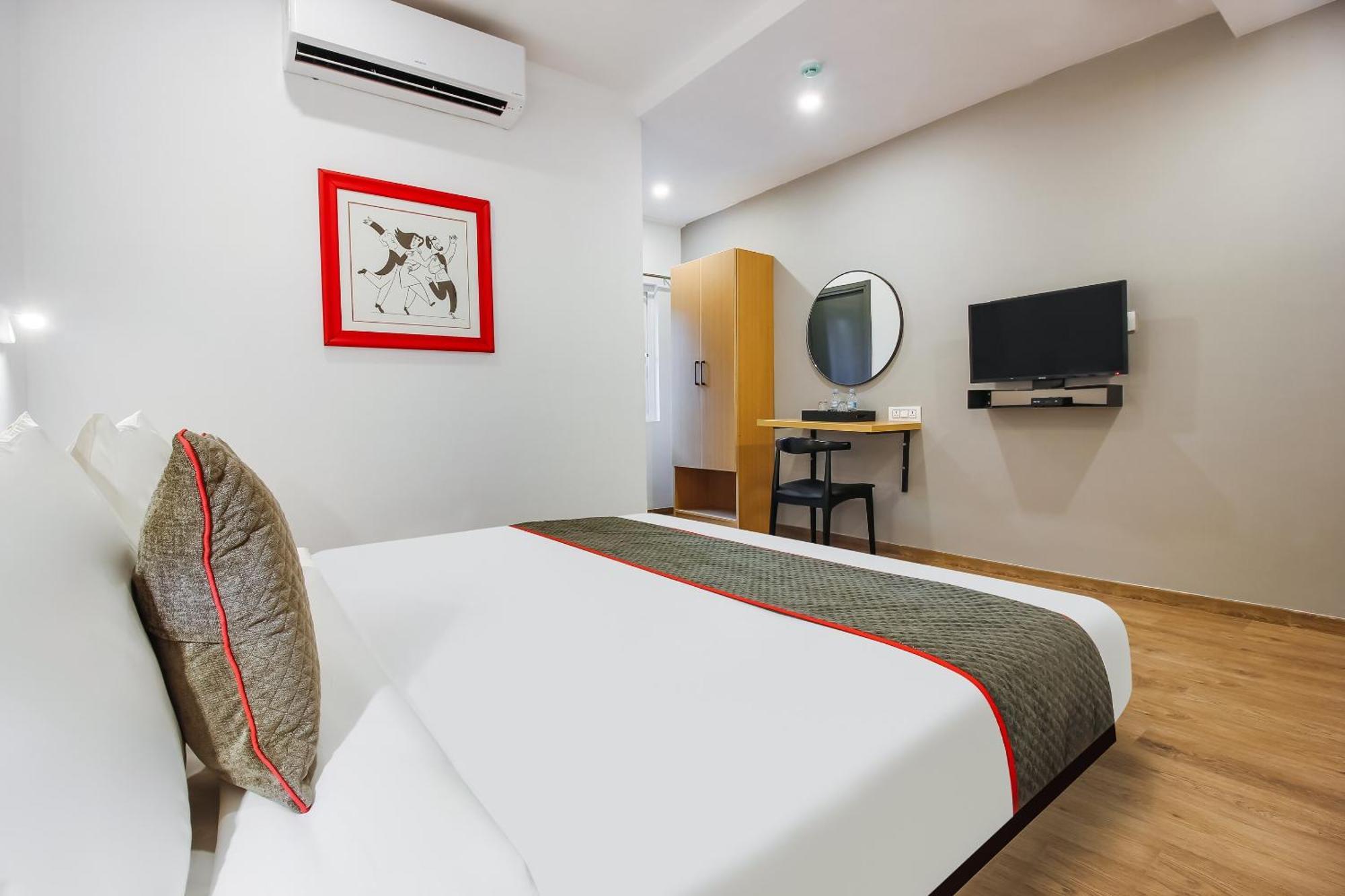 Super Townhouse The Cinco Hotel Near Esi Hospital Hyderabad Eksteriør billede